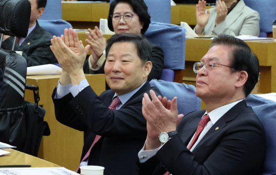 국민의힘 친윤석열계 의원모임 '국민공감' 총괄간사를 맡아온 이철규(왼쪽) 신임 당 사무총장과 정우택 국회부의장이 15일 오전 서울 여의도 국회 의원회관에서 국민공감 행사에서 박수를 치고 있다. 이 행사에는 이주호 사회부총리 겸 교육부 장관이 연사로 나서 윤석열 정부의 교육개혁 기조에 관해 강연했다.<연합뉴스>